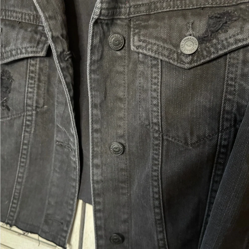 Hollister Black Distressed Denim Jacket Women’s Small Cropped Raw Hem Y2K Style